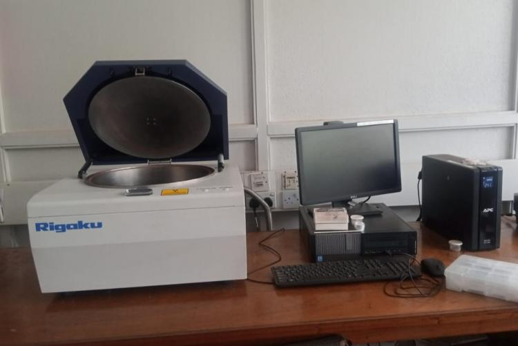 Energy dispersive X-ray Fluorescence (EDXRF) spectrometer for elemental analysis in solids, liquids and powdered samples.